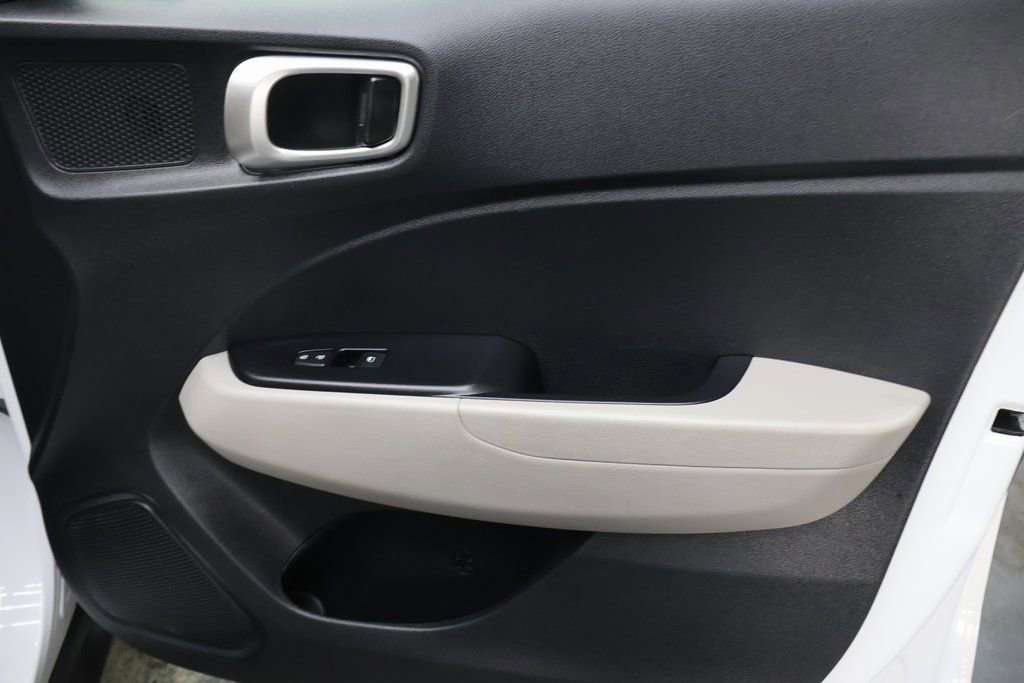 Used 2022 Hyundai Venue SEL FWD image 12