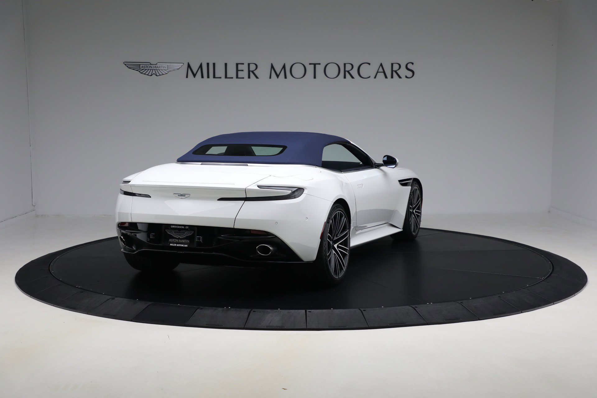 Used 2024 Aston Martin DB12 Convertible image 18