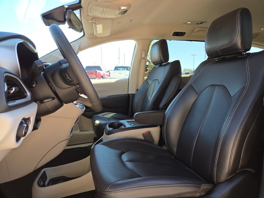 Used 2023 Chrysler Pacifica Touring-L FWD image 13
