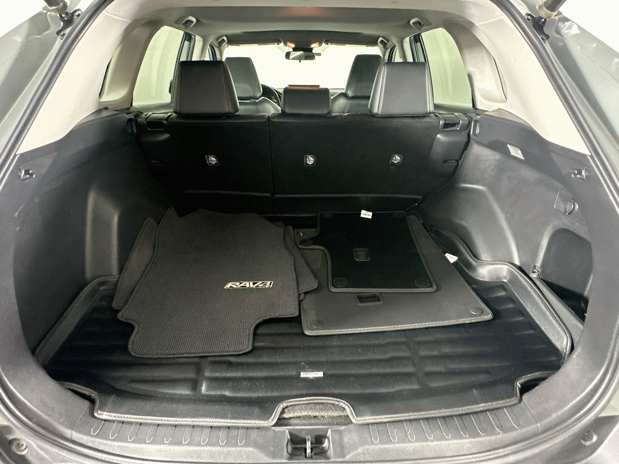 Used 2020 Toyota RAV4 XLE Premium FWD image 30