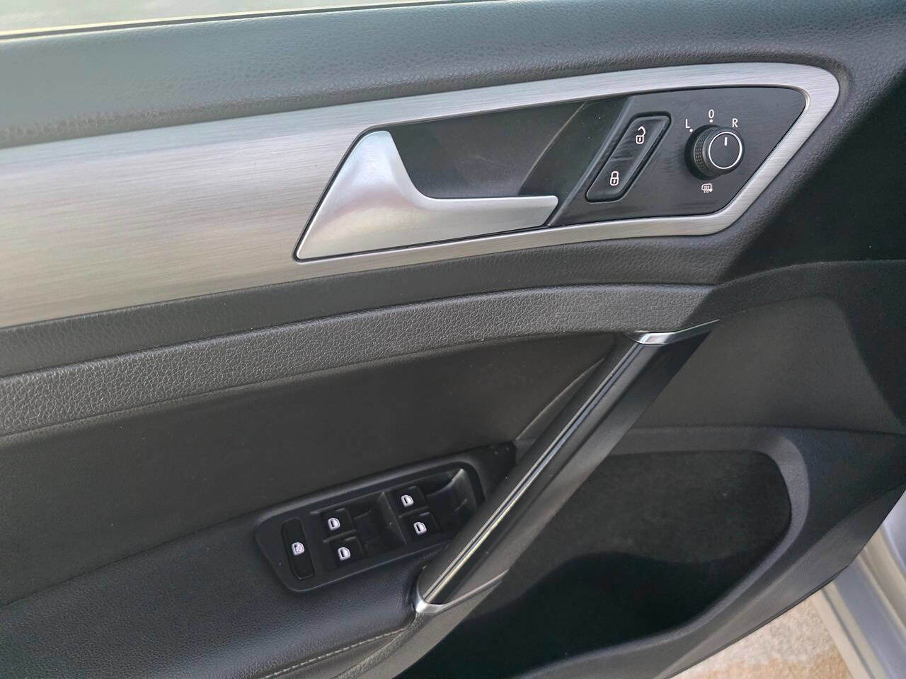 Used 2015 Volkswagen Golf S image 15