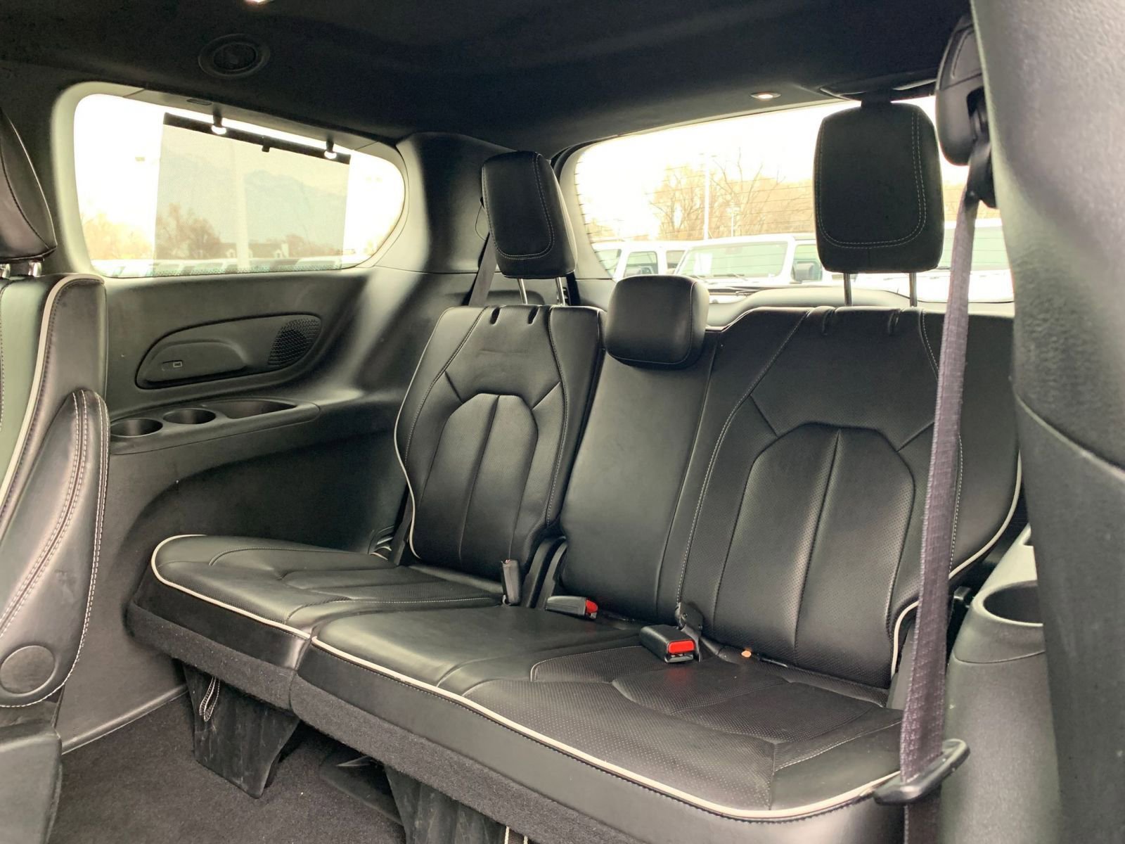 Used 2025 Chrysler Pacifica Limited image 17