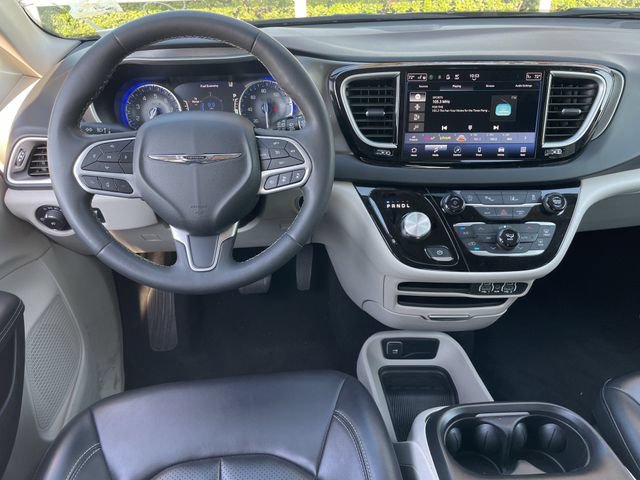 Used 2023 Chrysler Pacifica Touring-L FWD image 10
