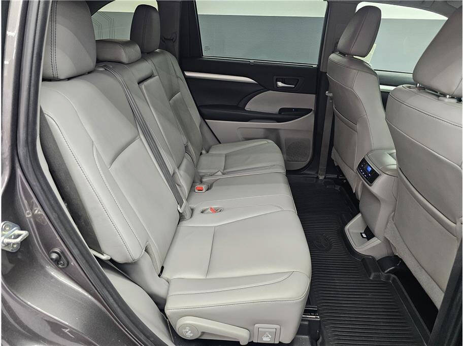 Used 2019 Toyota Highlander XLE FWD image 14