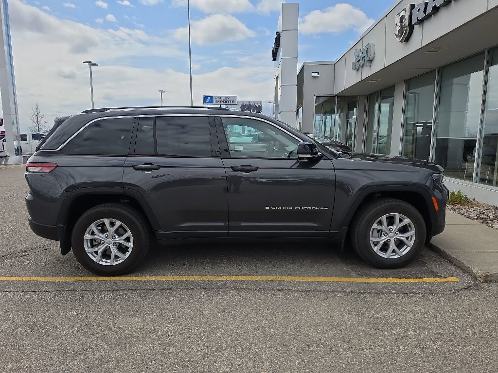 Used 2023 Jeep Grand Cherokee Limited w/ Luxury Tech Group II AWD/4WD image 9