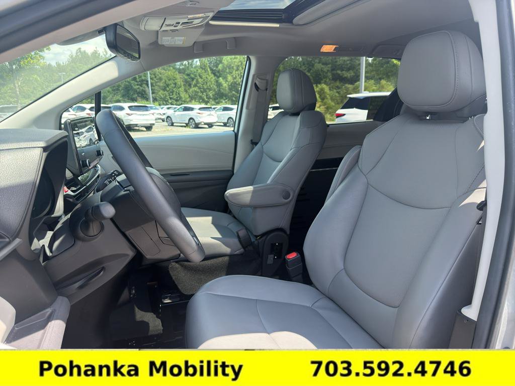 Used 2024 Toyota Sienna XLE FWD image 23