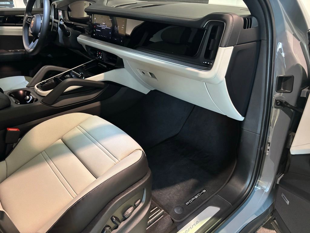Certified 2025 Porsche Cayenne AWD/4WD image 31