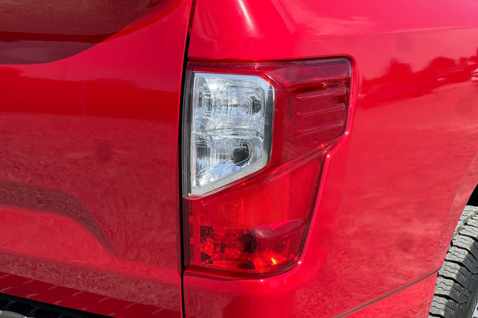 Used 2022 Nissan Titan SV AWD/4WD image 32