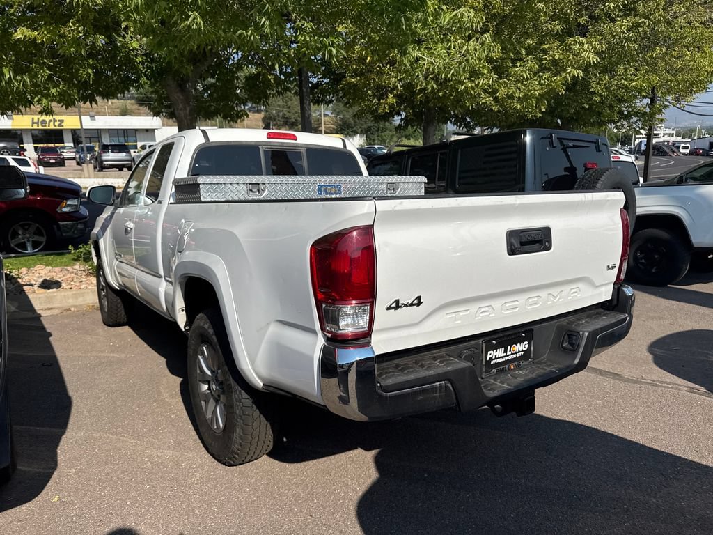 Used 2018 Toyota Tacoma SR5 AWD/4WD image 5