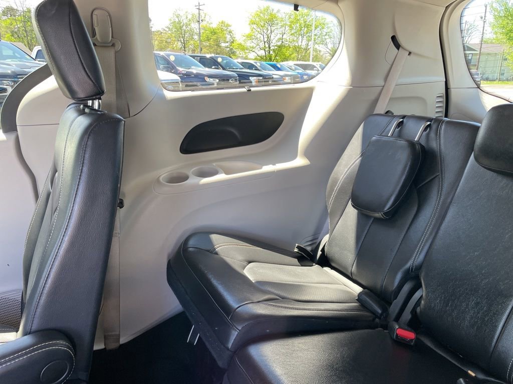 Used 2022 Chrysler Pacifica Touring-L FWD image 43
