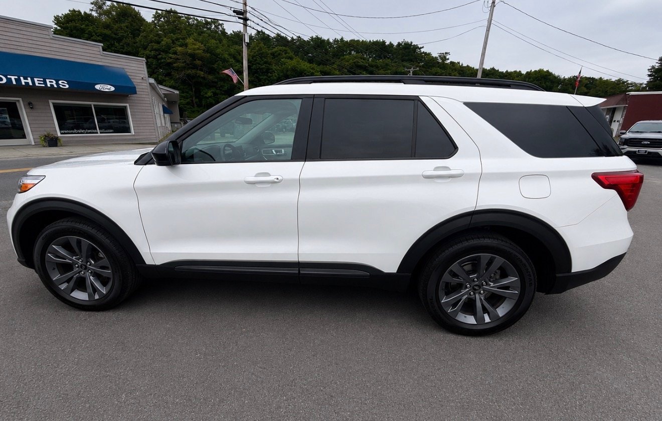 Used 2023 Ford Explorer XLT w/ Equipment Group 202A AWD/4WD image 5