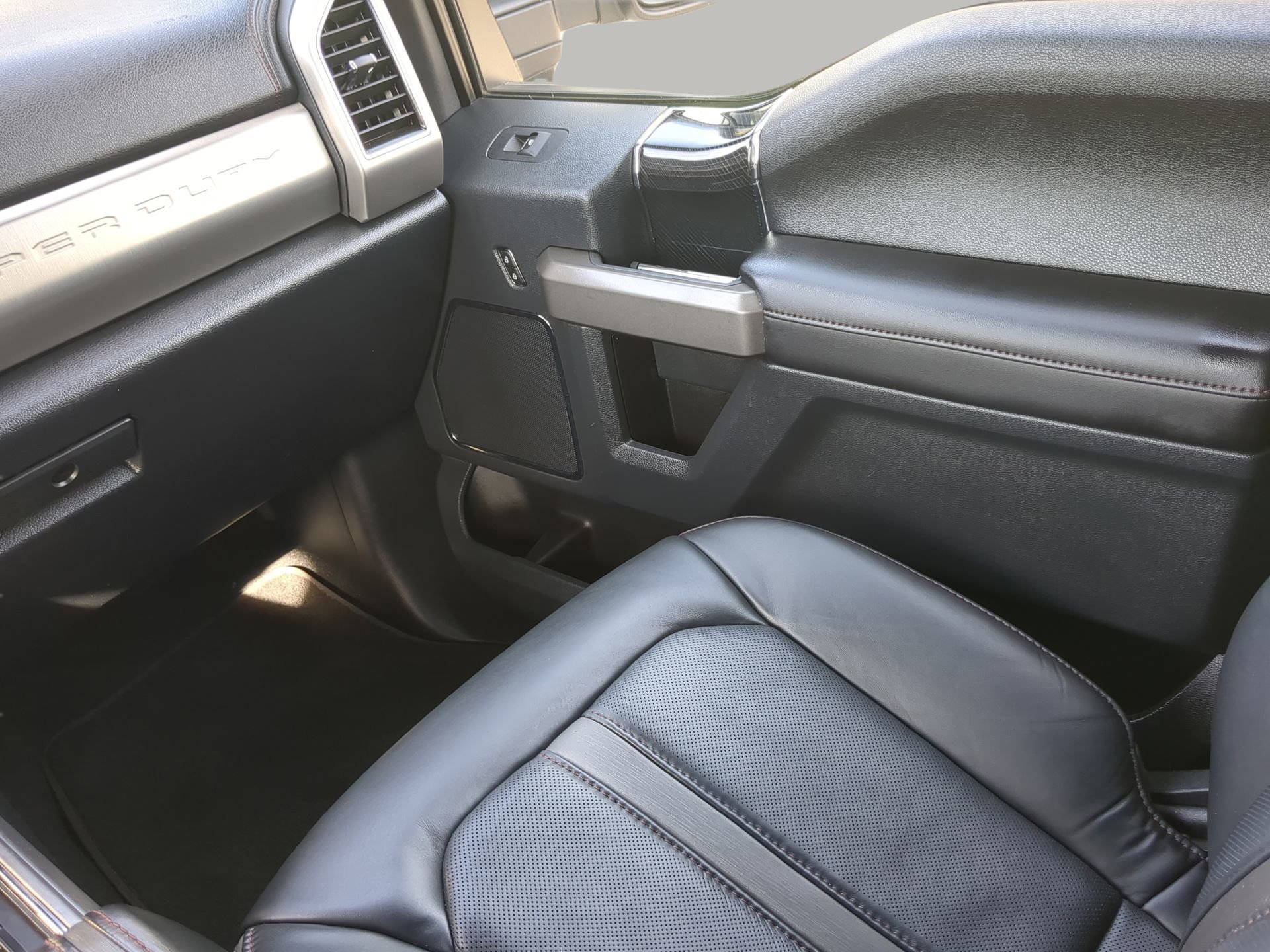 Certified 2022 Ford F250 Platinum w/ FX4 Off-Road Package image 44