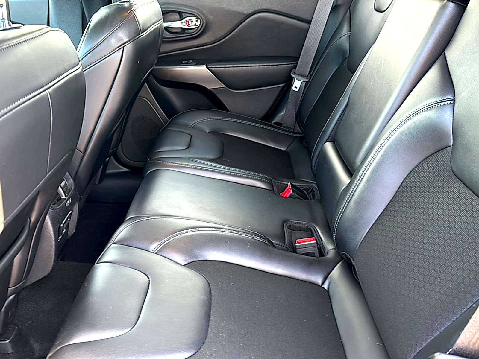 Used 2020 Jeep Cherokee Latitude Plus FWD image 18