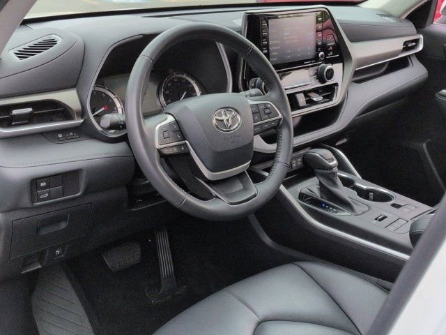 Used 2022 Toyota Highlander XLE AWD/4WD image 9