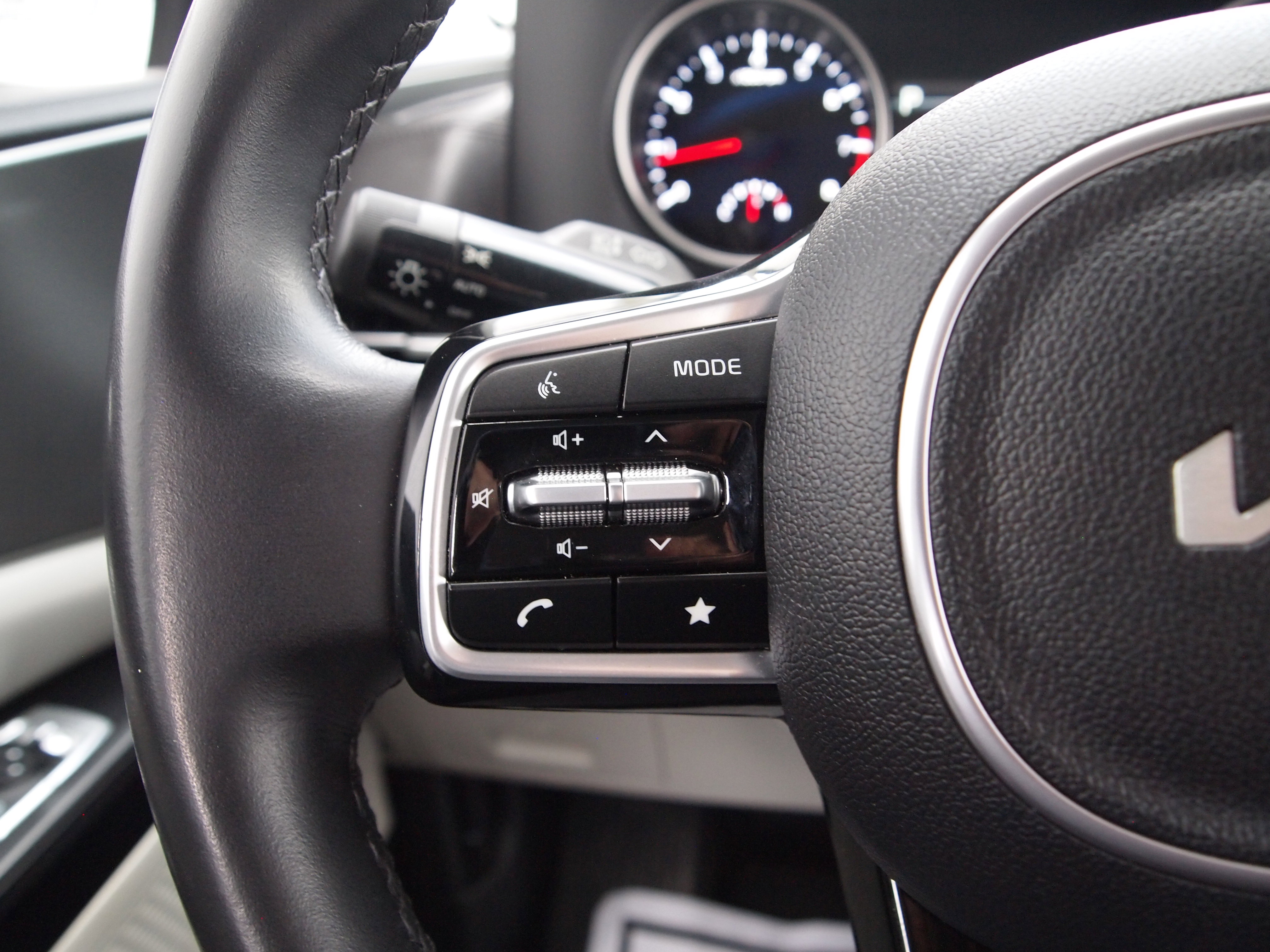 Used 2023 Kia Carnival LX FWD image 23