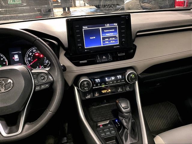 Used 2022 Toyota RAV4 XLE Premium image 6