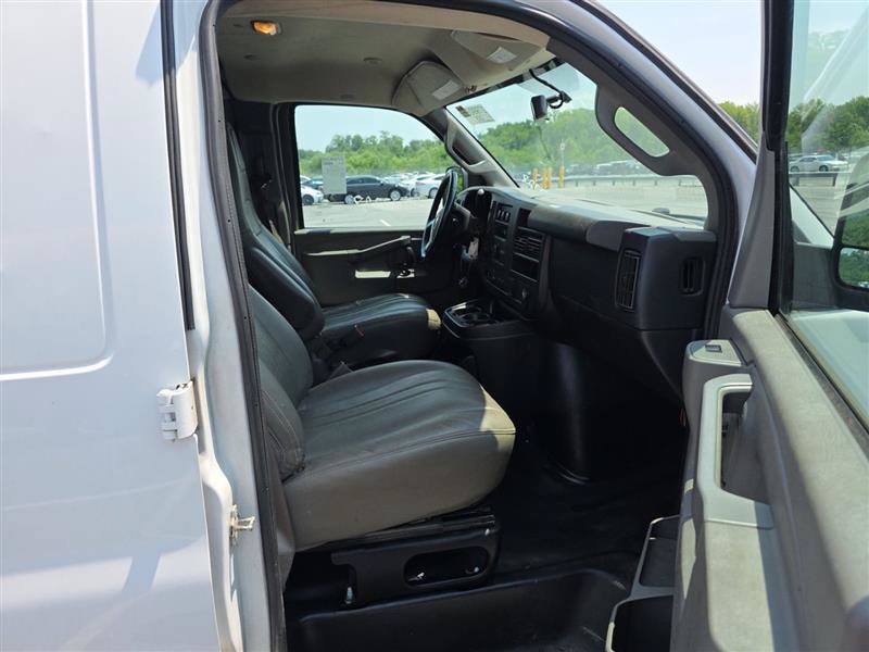 Used 2018 Chevrolet Express 3500 w/ Driver Convenience Package RWD image 8