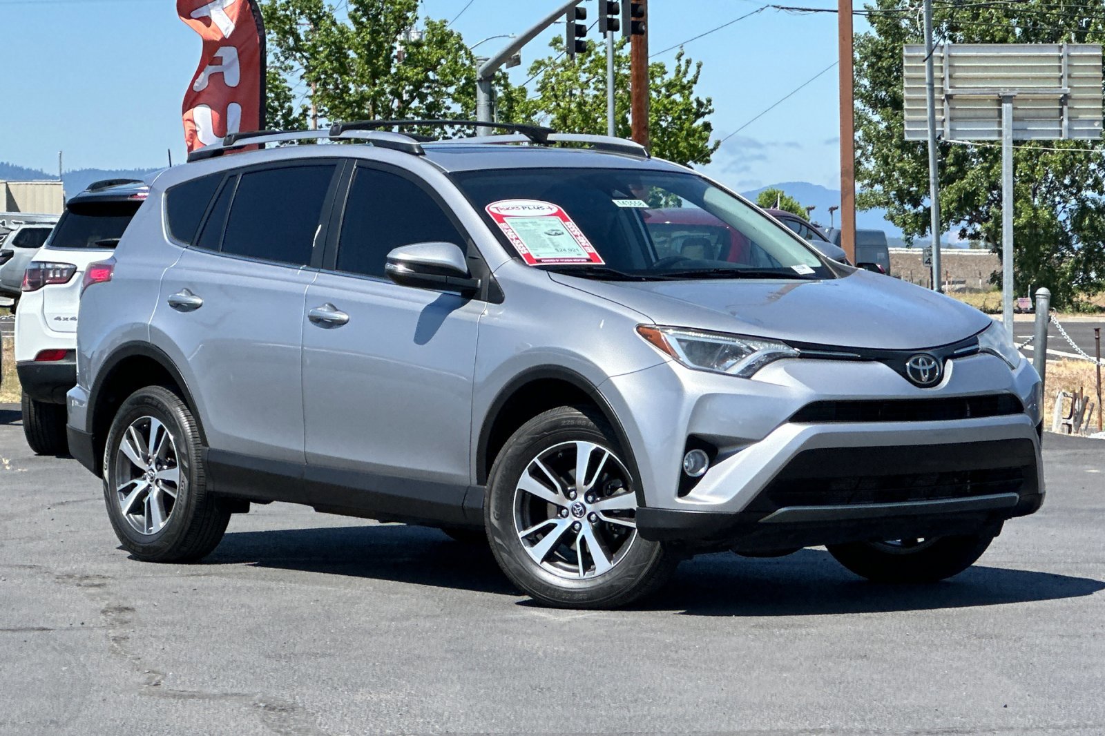 Used 2018 Toyota RAV4 XLE AWD/4WD image 2