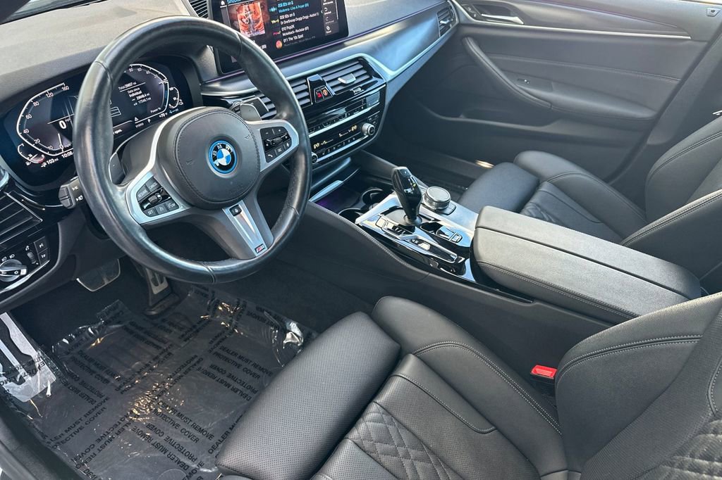 Used 2023 BMW 530e w/ M Sport Package image 9