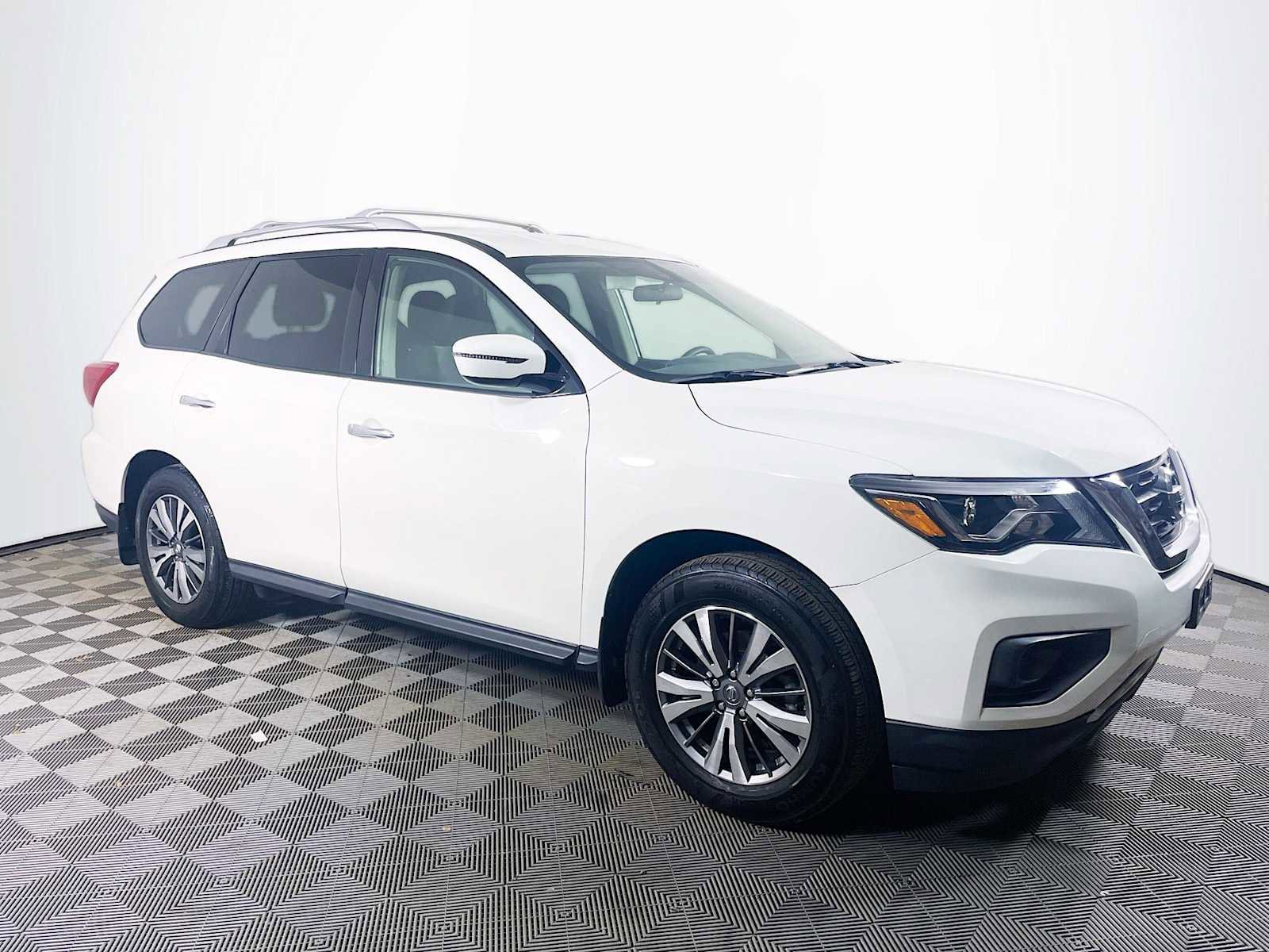 Used 2020 Nissan Pathfinder S image 3