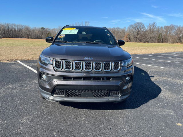Used 2024 Jeep Compass Latitude image 2