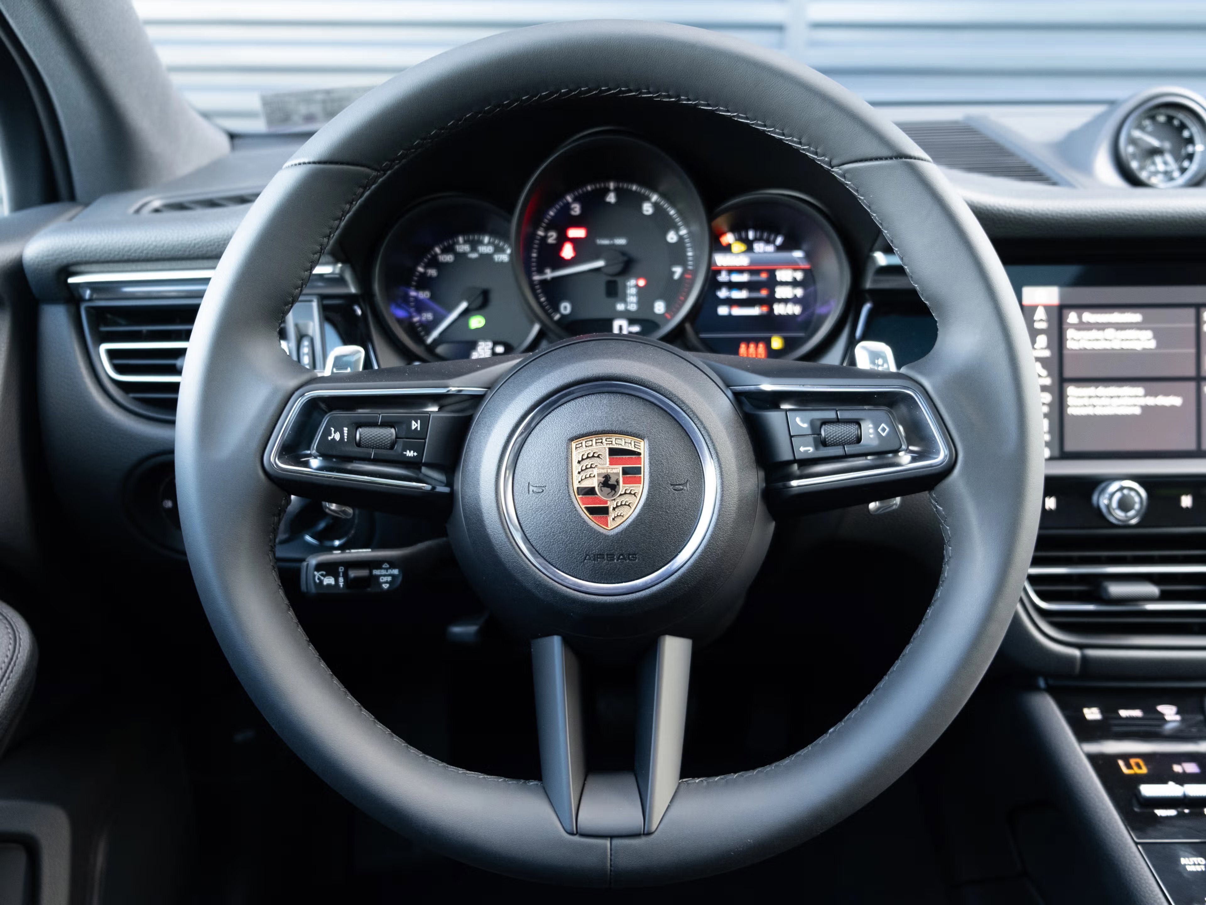 Certified 2025 Porsche Macan image 6