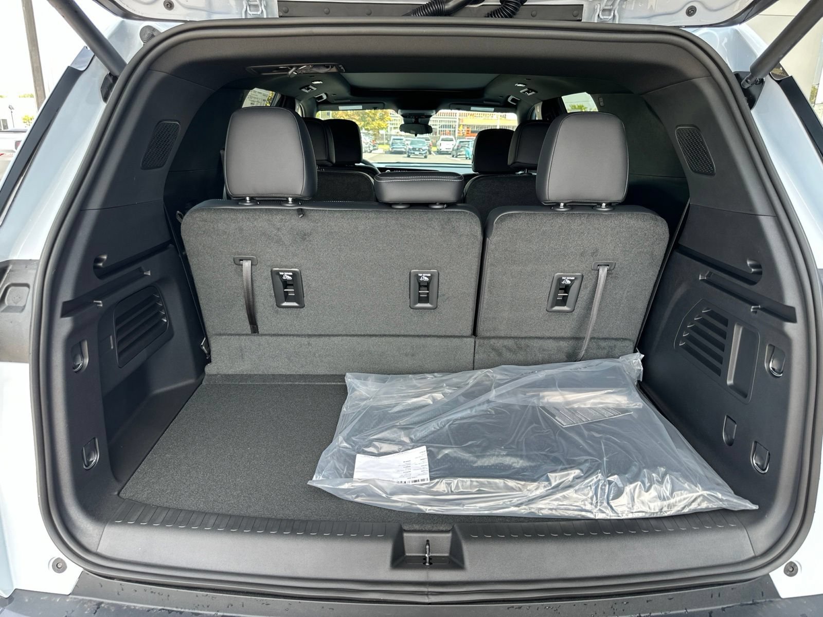 New 2027 Chevrolet Traverse LT w/ Sun and Wheel Package AWD/4WD image 12