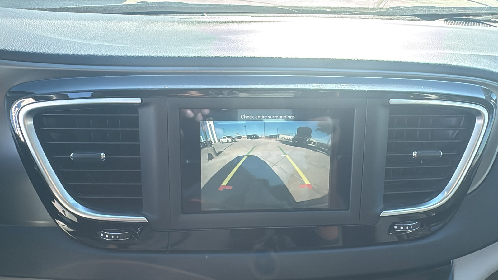 Certified 2020 Chrysler Pacifica Touring w/ Tire & Wheel Group image 15