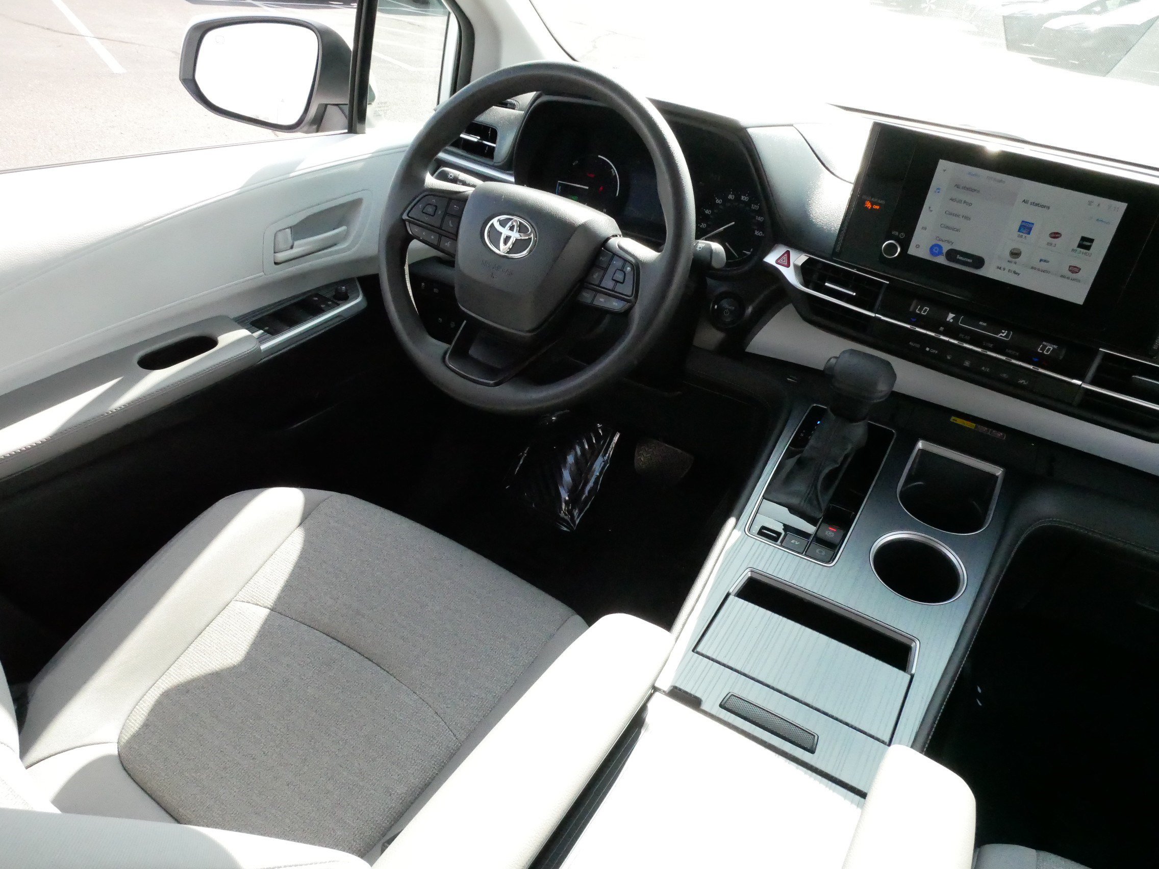 Certified 2025 Toyota Sienna LE FWD image 9