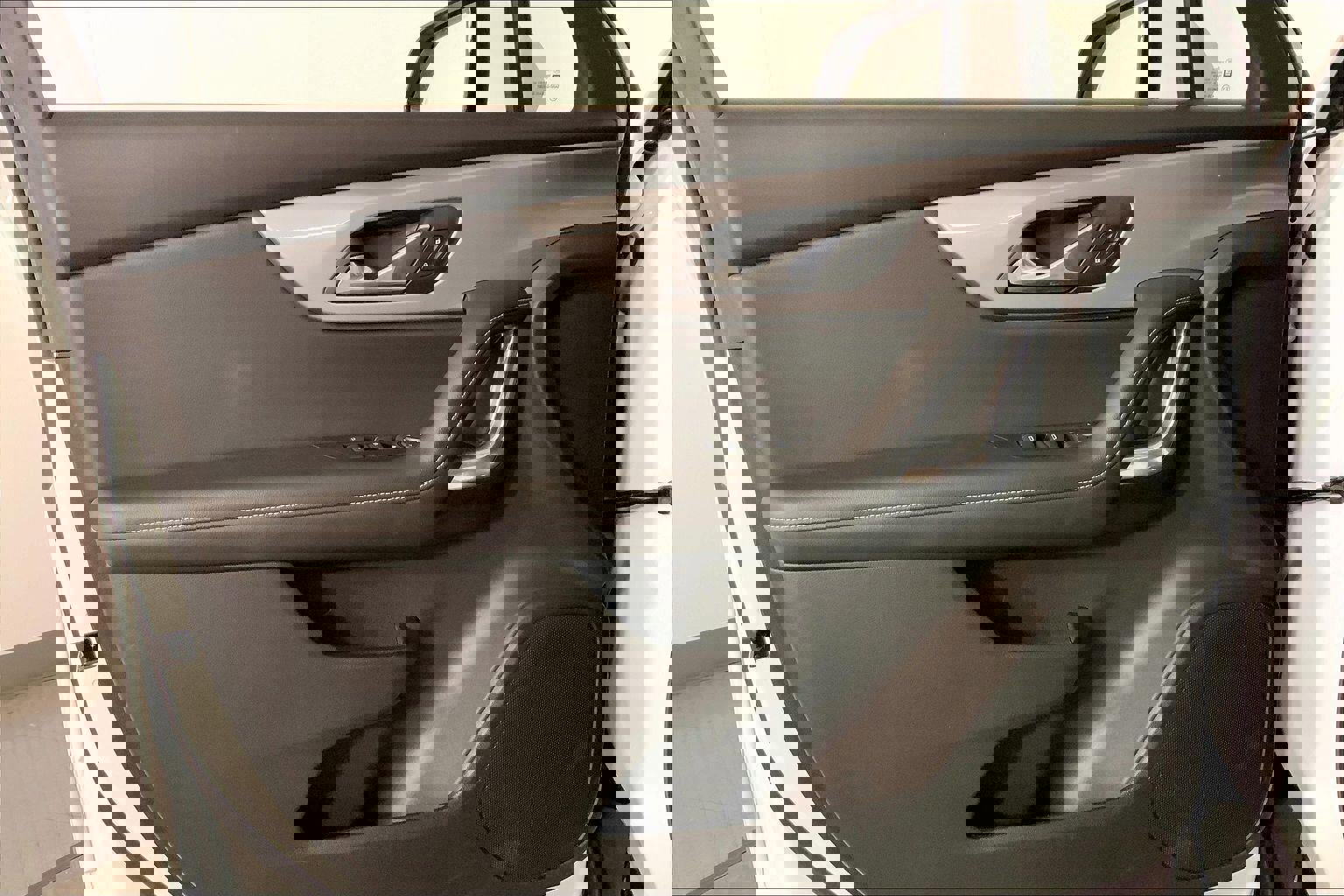 Used 2025 Chevrolet Blazer LT image 24