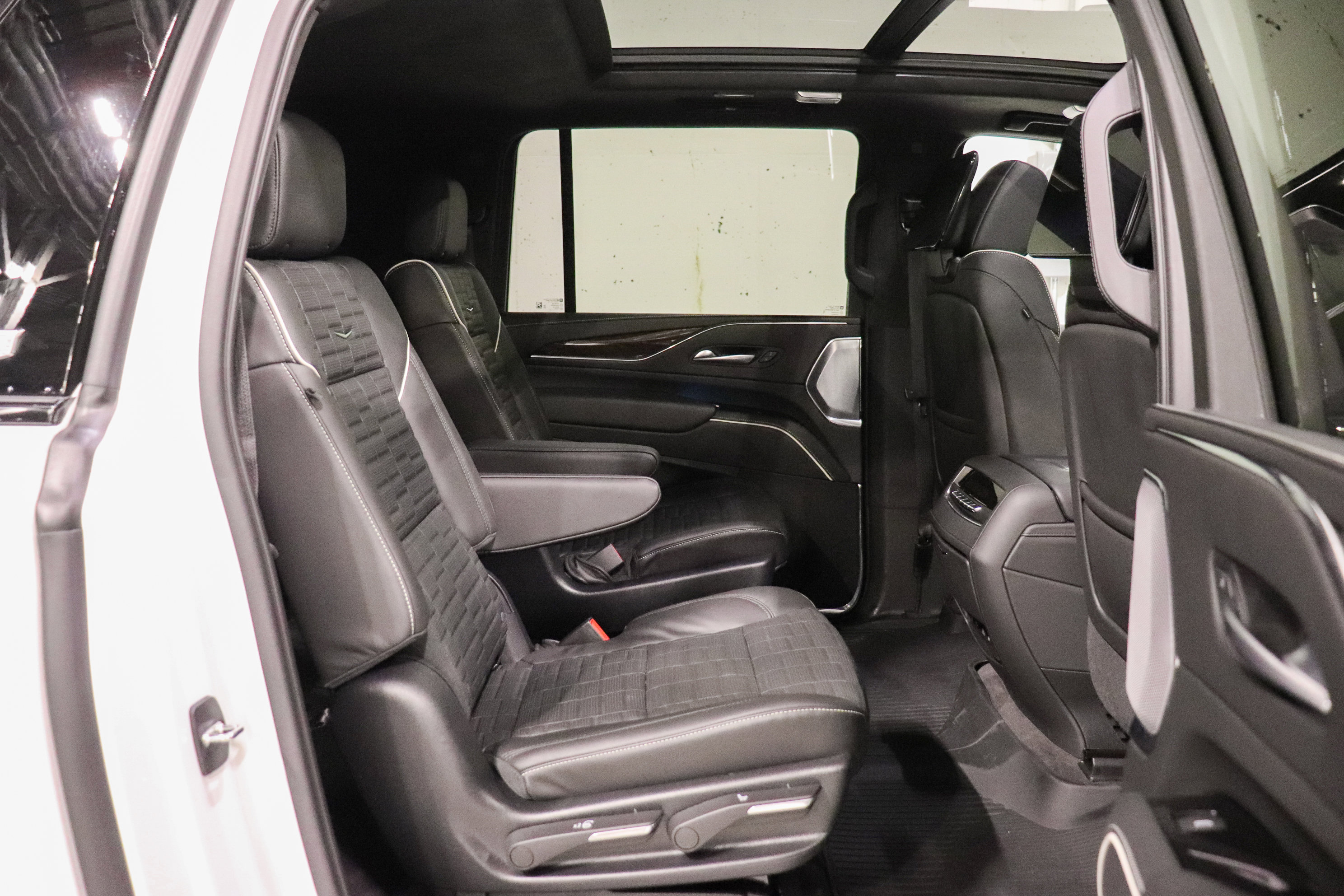 Used 2023 Cadillac Escalade ESV Sport Platinum w/ LPO, ONYX Package image 23