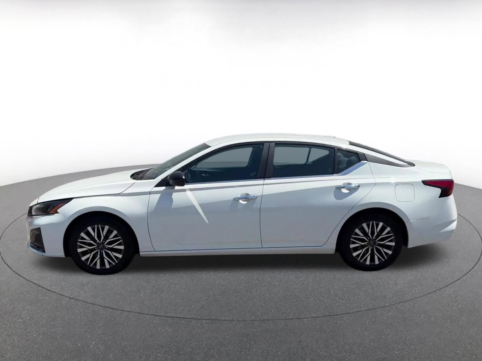 Used 2025 Nissan Altima 2.5 SV FWD image 9