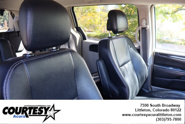Used 2015 Chrysler Town & Country Touring FWD image 31
