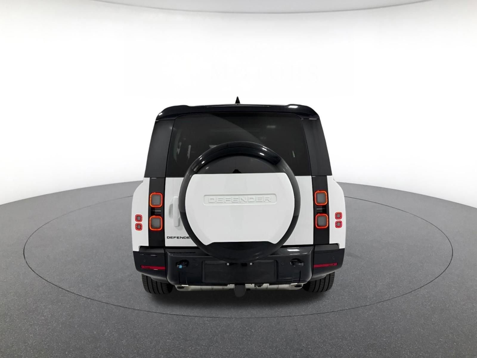 New 2026 Land Rover Defender 130 X-Dynamic SE image 4
