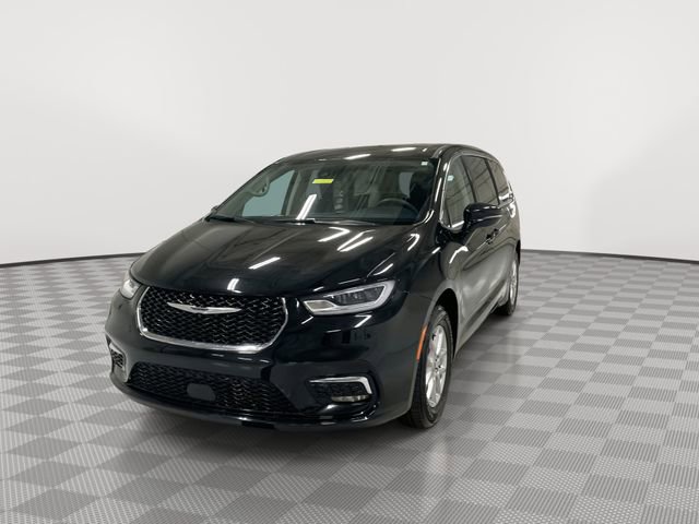 Used 2024 Chrysler Pacifica Touring-L FWD image 4