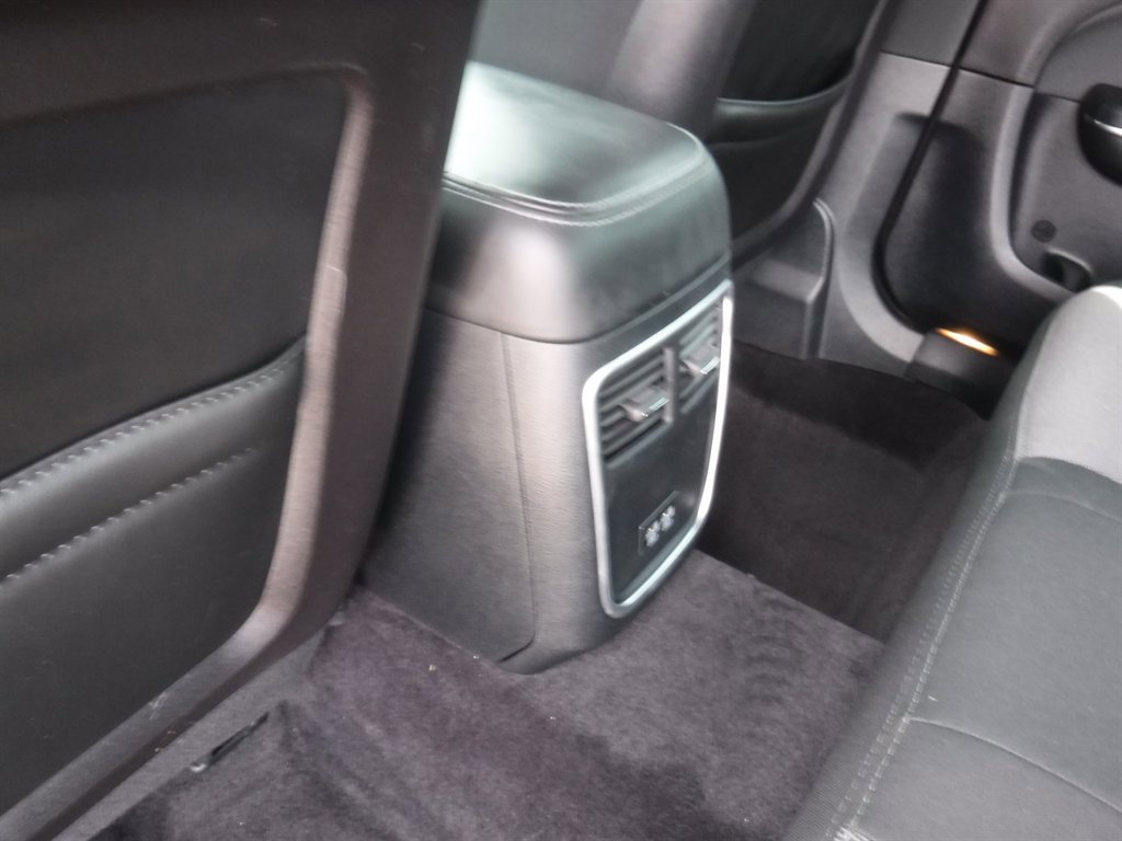 Used 2017 Dodge Charger SE RWD image 8