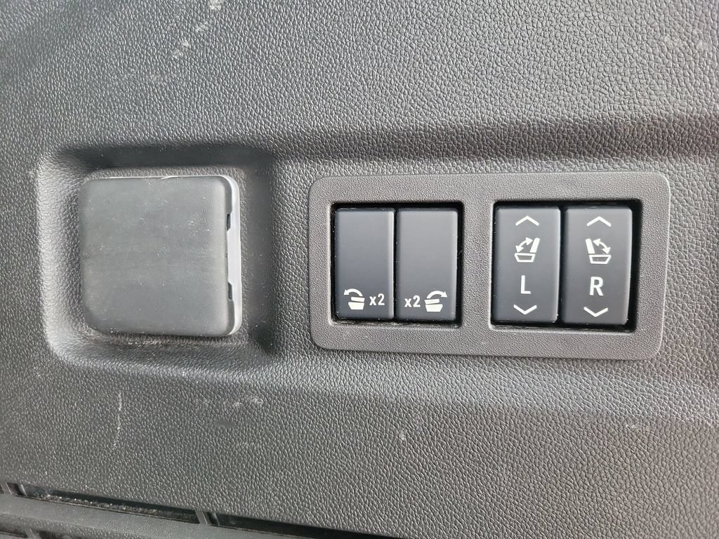 Used 2024 GMC Yukon Denali w/ Advanced Technology Package AWD/4WD image 7