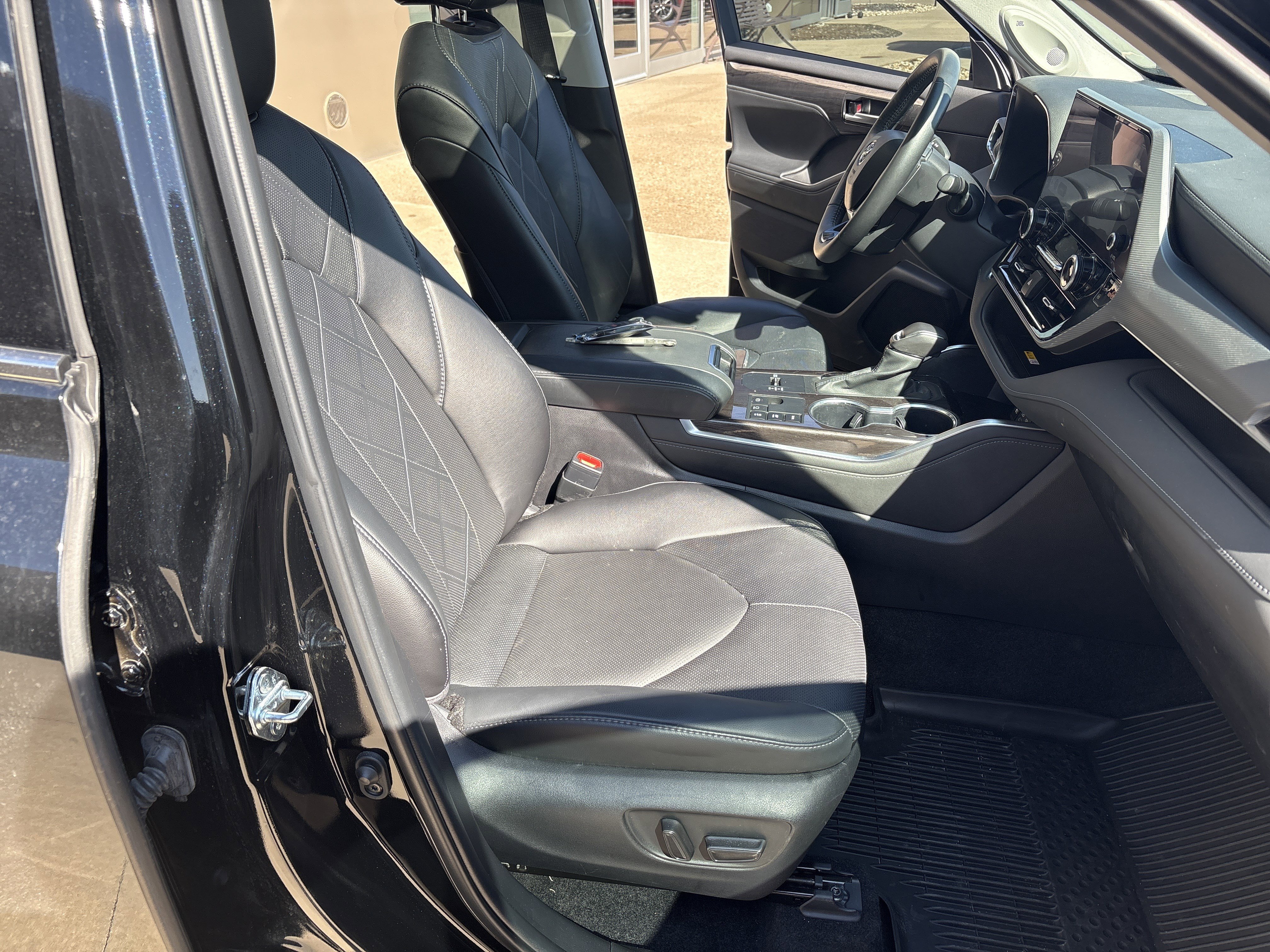 Used 2024 Toyota Highlander Platinum image 34