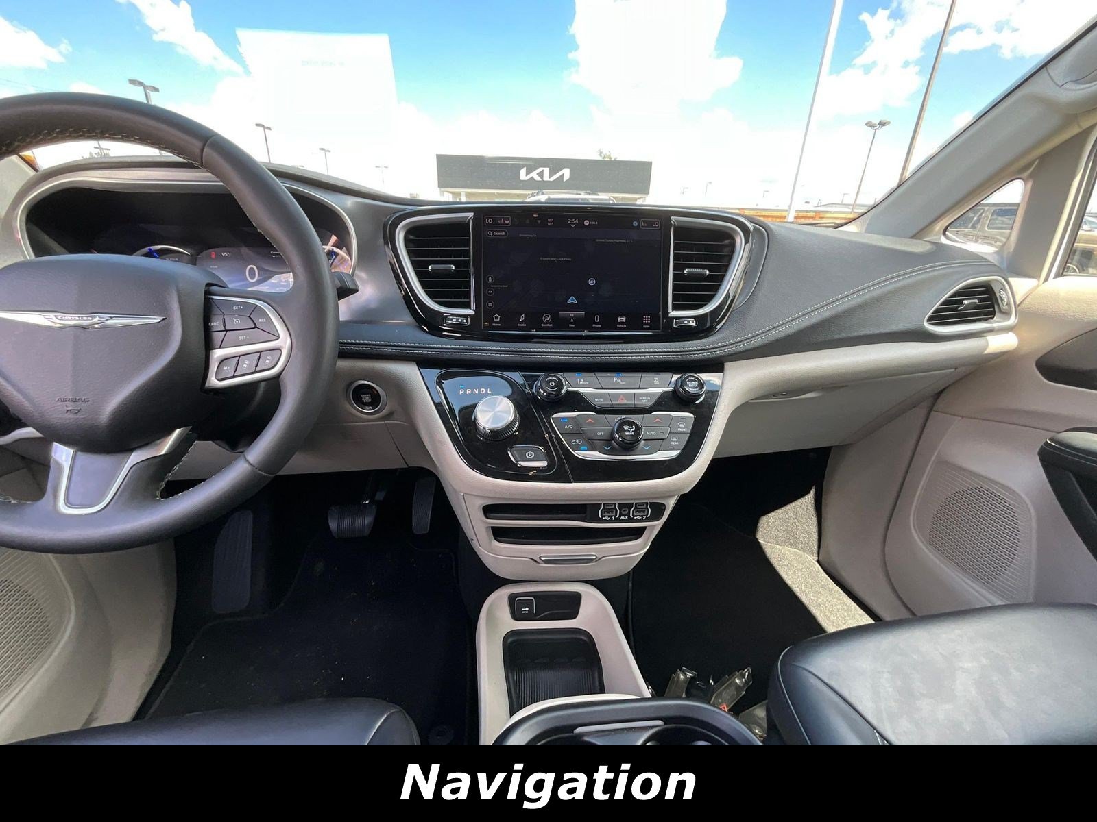 Used 2024 Chrysler Pacifica Limited FWD image 9
