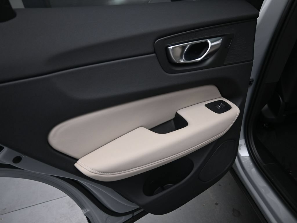New 2026 Volvo XC60 B5 Plus w/ Protection Package Premier AWD/4WD image 27