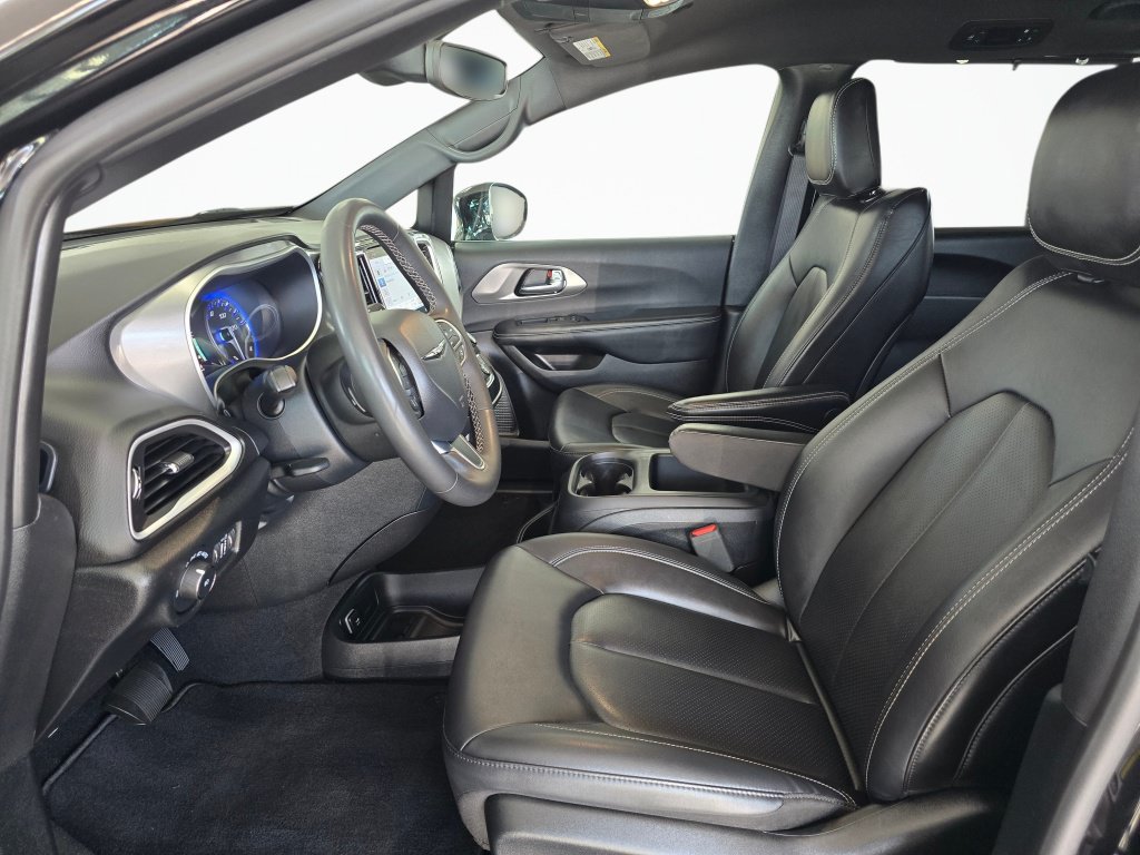 Used 2025 Chrysler Pacifica Select FWD image 17