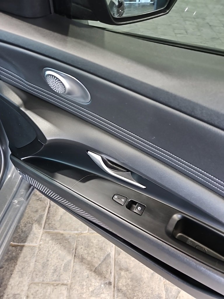 Used 2023 Hyundai Elantra Limited image 12