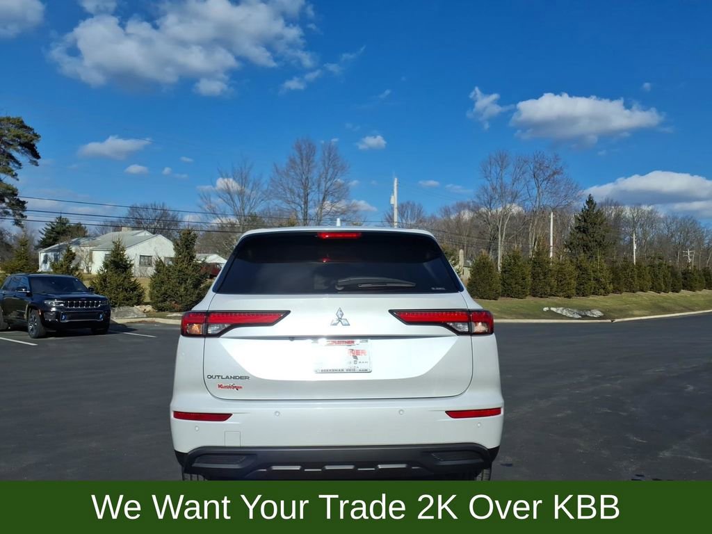 Used 2022 Mitsubishi Outlander ES AWD/4WD image 4