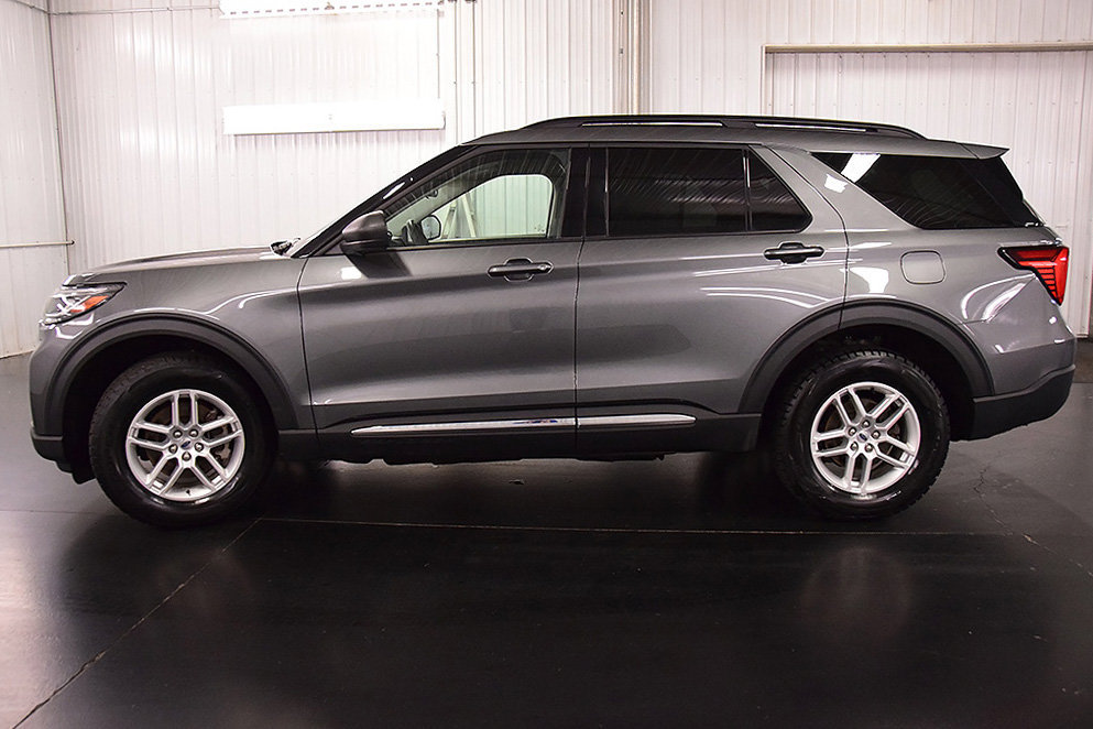 Used 2025 Ford Explorer Active AWD/4WD image 4