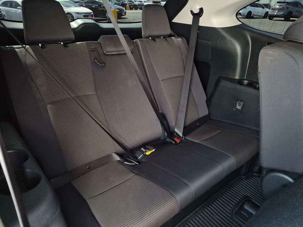Used 2025 Toyota Highlander LE FWD image 16