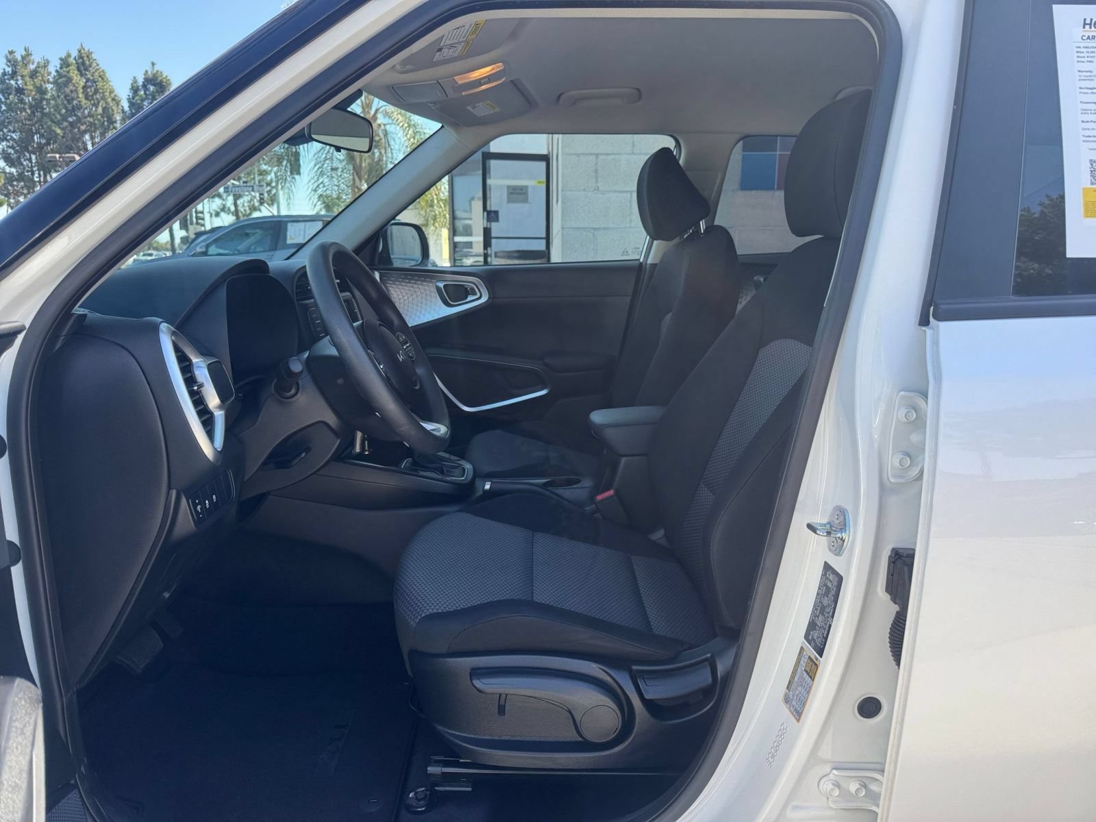 Used 2025 Kia Soul LX w/ LX Technology Package FWD image 24