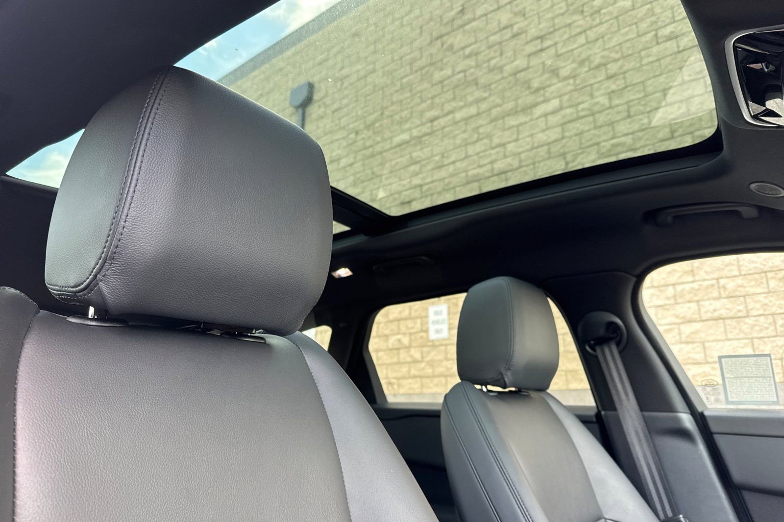 Used 2025 Land Rover Range Rover Velar Dynamic SE image 18