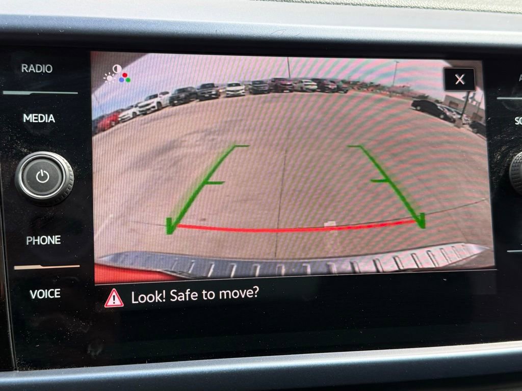 Used 2024 Volkswagen Taos SE w/ Panoramic Sunroof Package FWD image 9