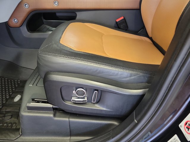 Used 2023 Land Rover Defender 130 X-Dynamic SE image 5