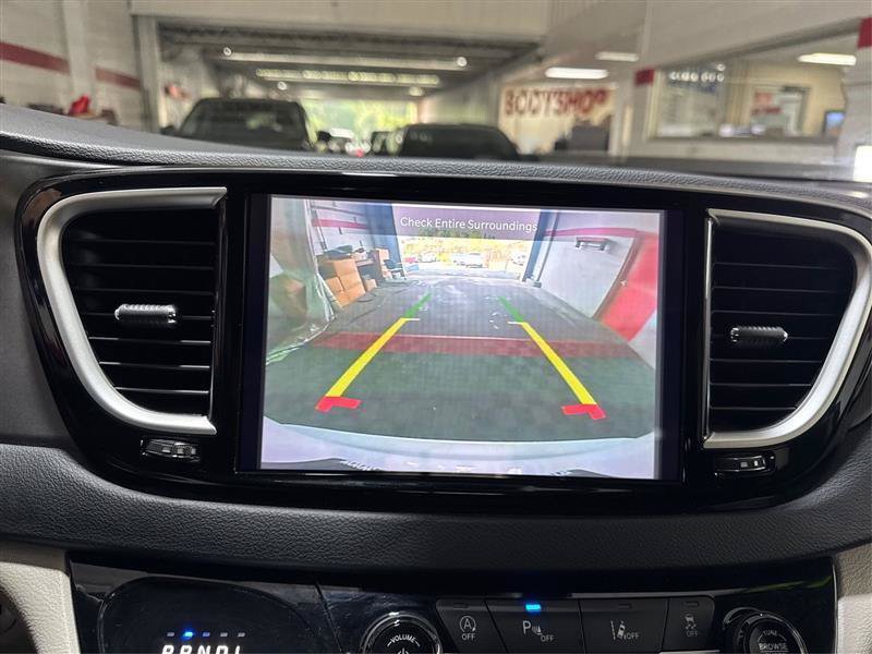 Used 2023 Chrysler Pacifica Touring-L FWD image 39